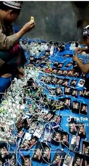 Jasa Cas Hape Penuh Satu Ruangan Penuh Colokan Kabel Sampai Ngeri Melihatnya
