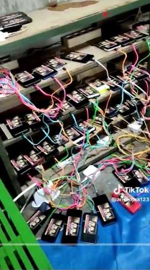 Jasa Cas Hape Penuh Satu Ruangan Penuh Colokan Kabel Sampai Ngeri Melihatnya