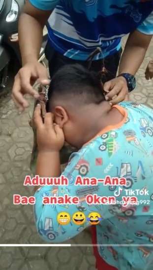 Momen Ngakak Wajah Bocil Nyangkut di Patung, Cosplay Jadi Buaya