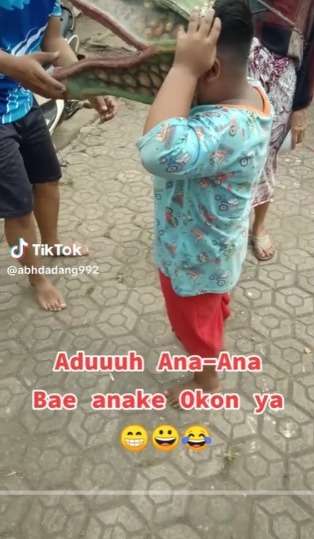 Momen Ngakak Wajah Bocil Nyangkut di Patung, Cosplay Jadi Buaya