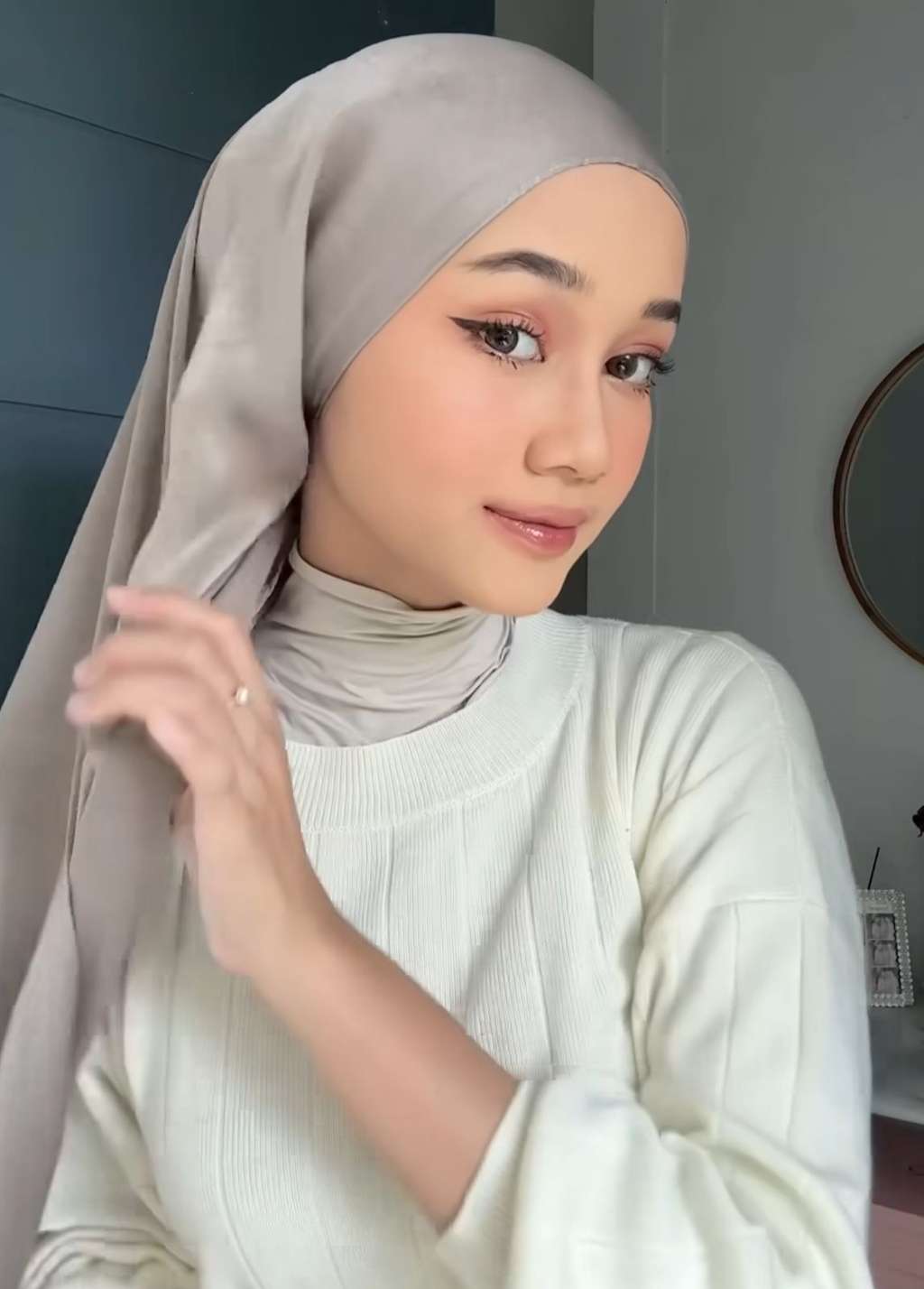 Coba Style Hijab Elegan dengan Pashmina Silk Textured