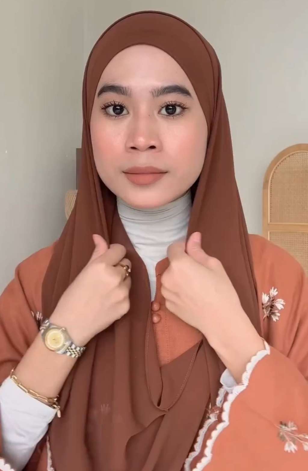 Pashmina Terlihat Beda dengan Anting, Lihat Tutorialnya
