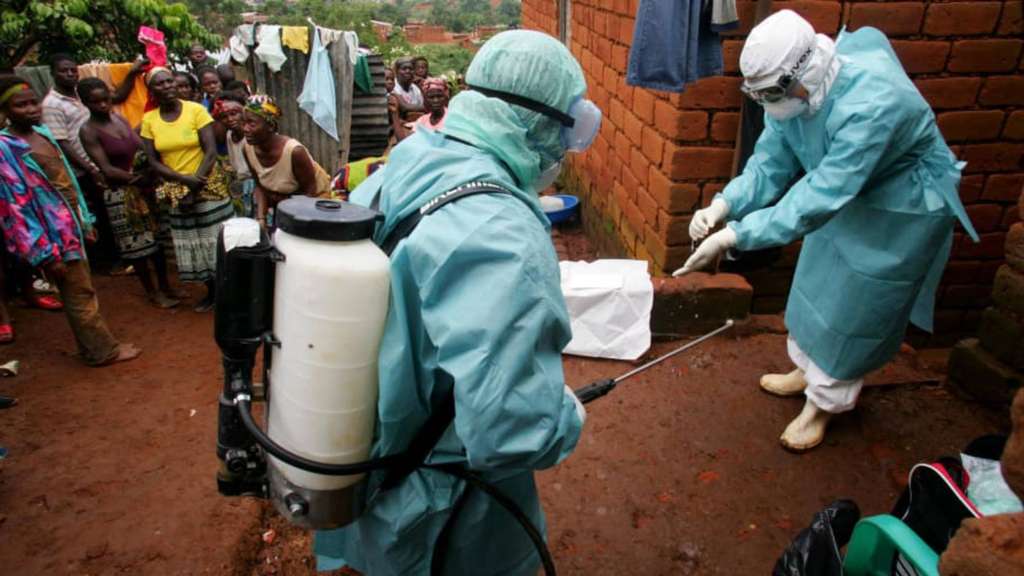 Petugas tengah memindahkan jezah korban virus Marburg di Equatorial Guinea
