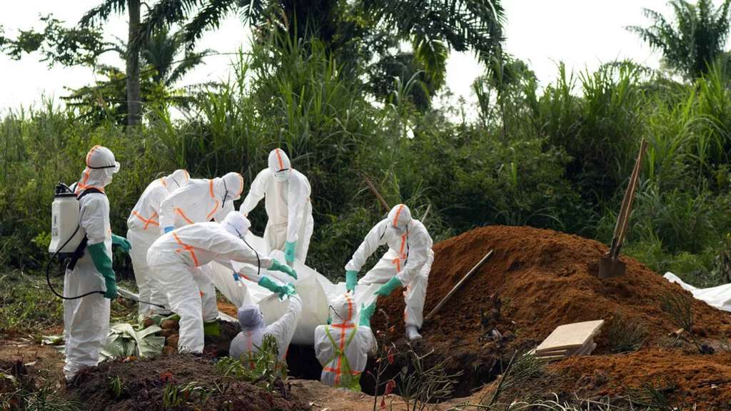 Petugas tengah memakamkan jenazah korban virus Marburg
