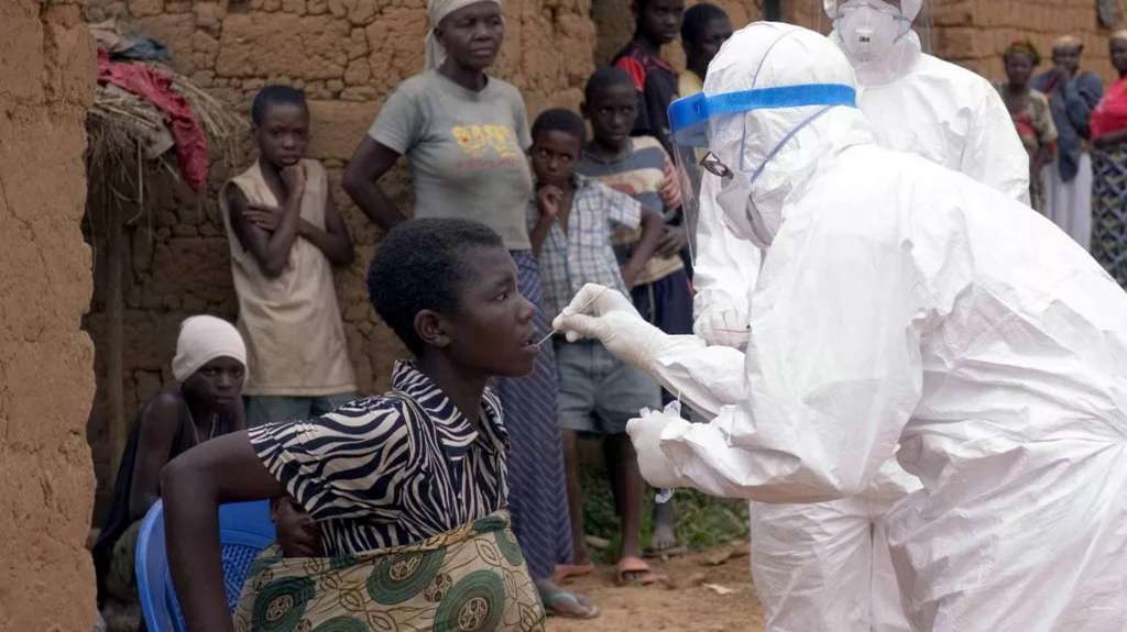Petugas tengah mengambil sampel dari kontak erat virus Marbug di Equatorial Guinea