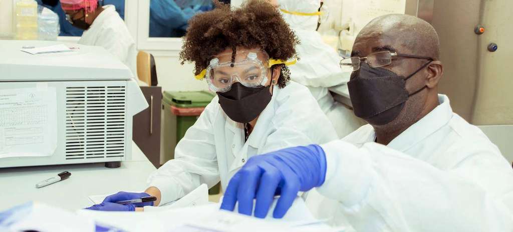 Peneliti lab Equatorial Guinea tengah bekerja mendeteksi virus Marburg