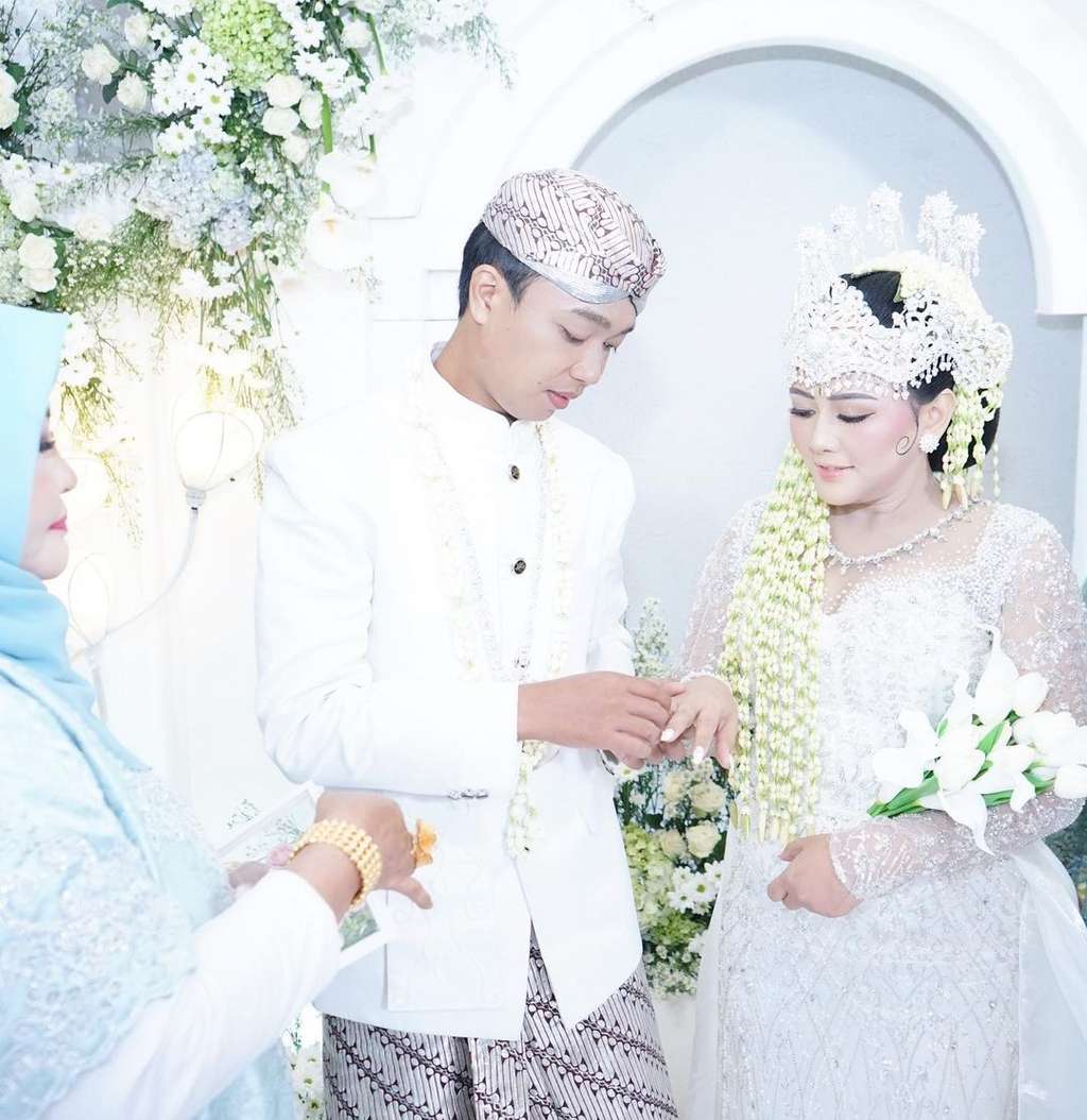 Potret Pernikahan Adik Via Vallen