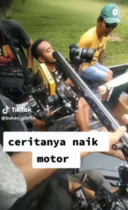 Ngakak behind the scene sinetron lagi naik motor beriringan.