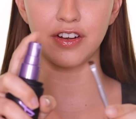 Memakai Setting Spray