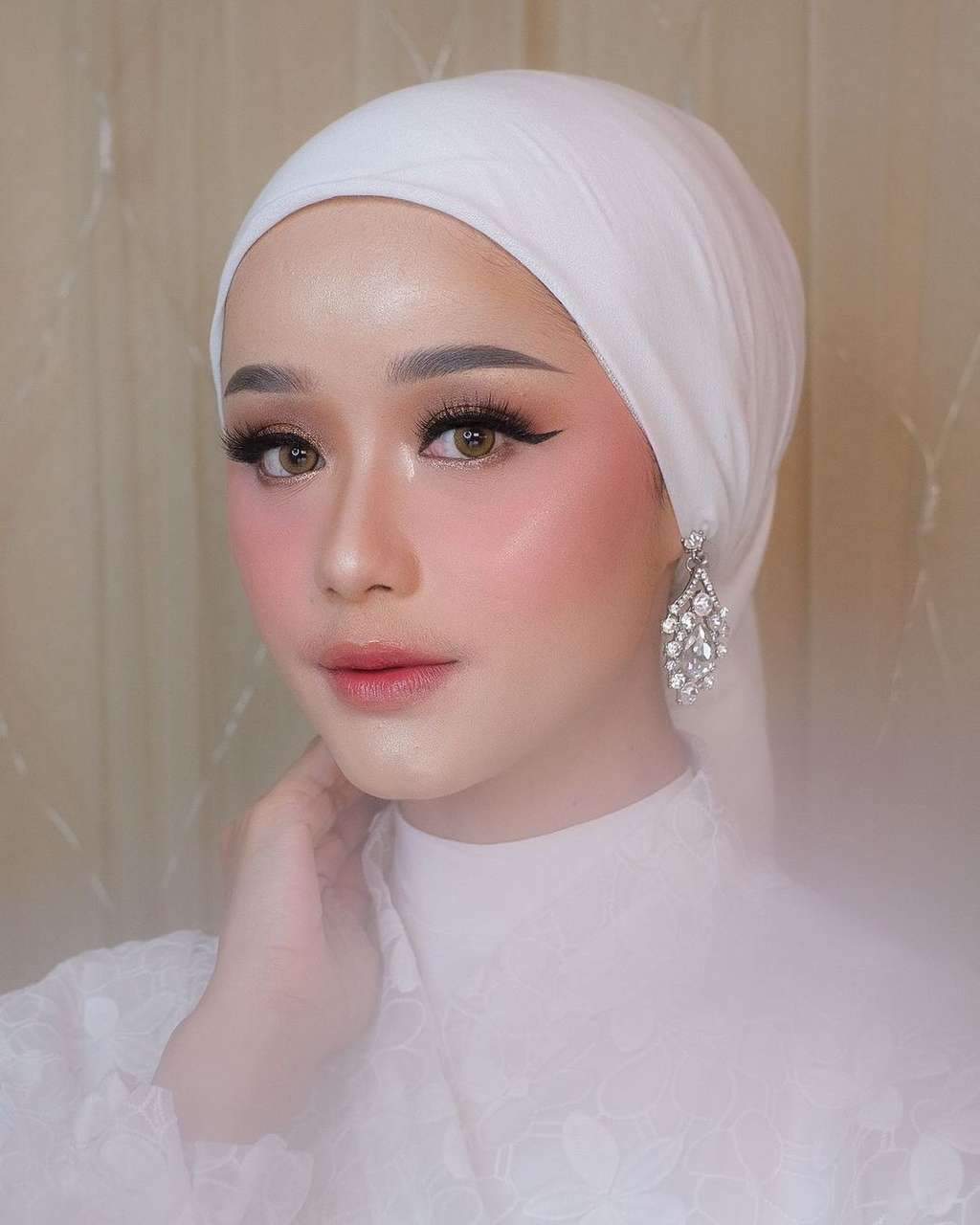 Riasan Soft Glam Berpadu dengan Turban
