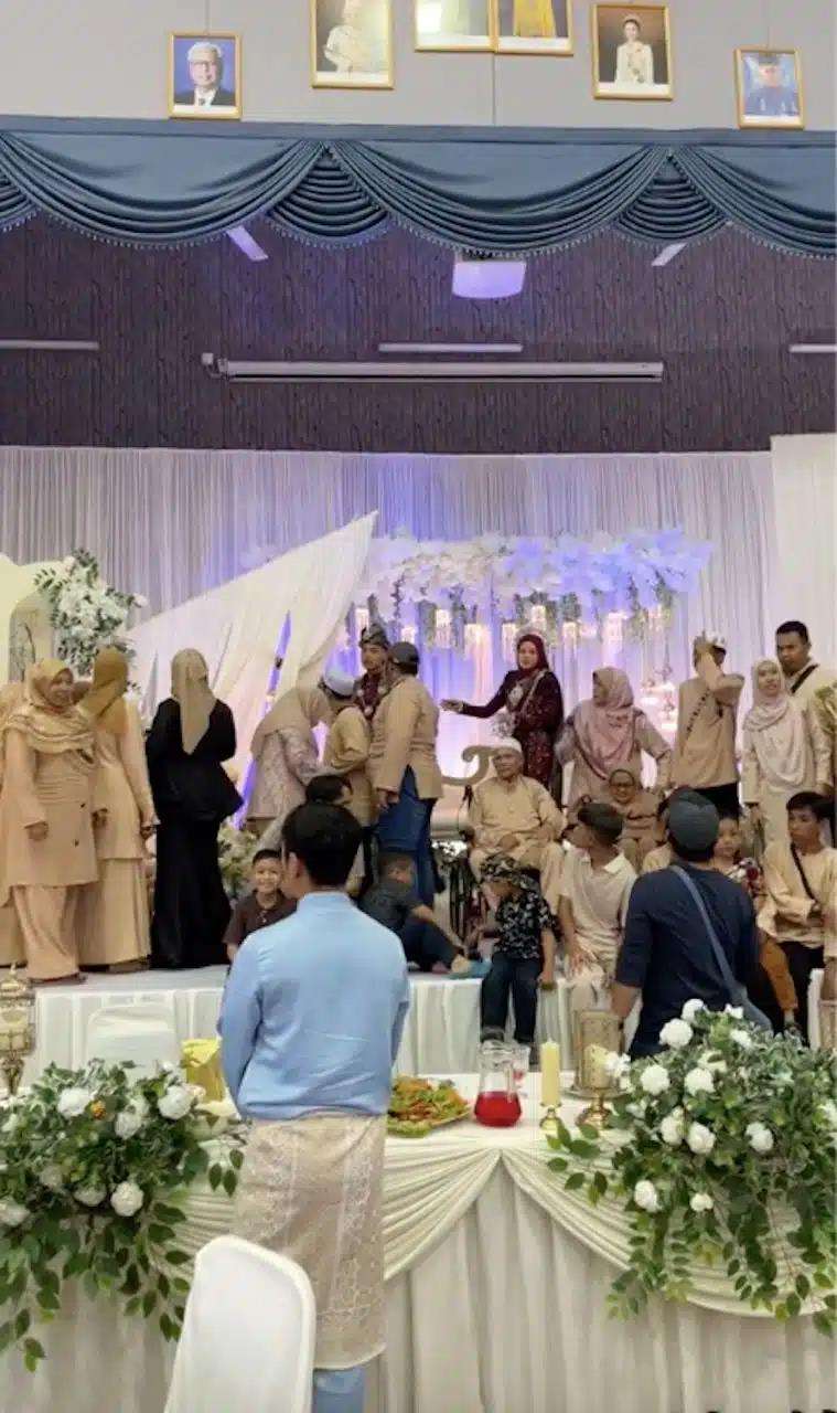 Kain dekorasi pelaminan roboh di pesta pernikahan.