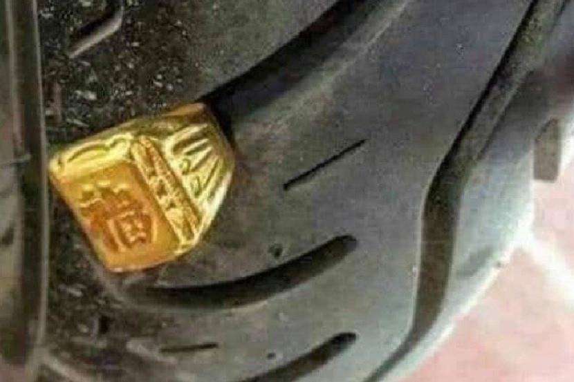 Temukan cincin emas nyangkut di ban yang kempes.