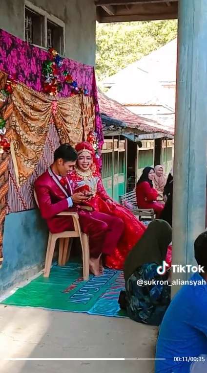 Viral Pernikahan Sederhana Dekorasi Seadanya Pakai Alas Spanduk Bekas, Warganet: yang Penting Sah!