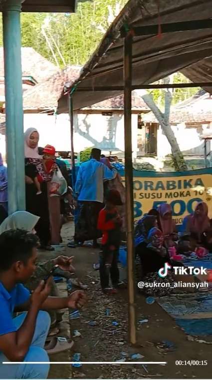 Viral Pernikahan Sederhana Dekorasi Seadanya Pakai Alas Spanduk Bekas, Warganet: yang Penting Sah!