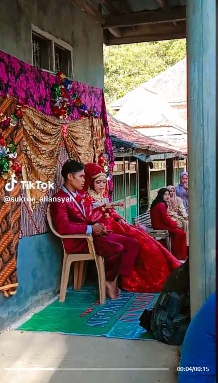 Viral Pernikahan Sederhana Dekorasi Seadanya Pakai Alas Spanduk Bekas, Warganet: yang Penting Sah!
