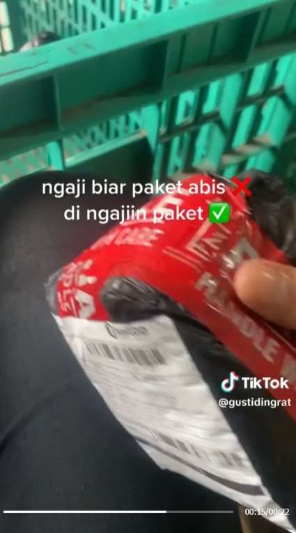 Momen Kocak Kurir Di Rukiyah Paket, Dipaksa Dengan Murottal Bingung Cara Matikan Suaranya
