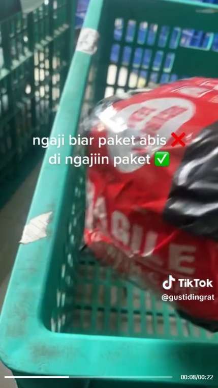 Momen Kocak Kurir Di Rukiyah Paket, Dipaksa Dengan Murottal Bingung Cara Matikan Suaranya