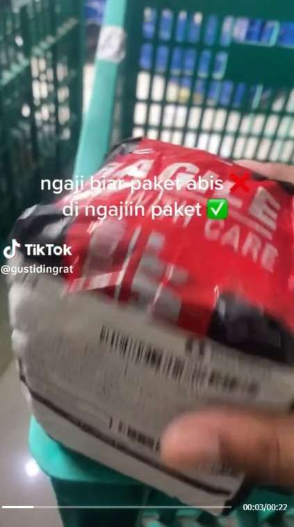 Momen Kocak Kurir Di Rukiyah Paket, Dipaksa Dengan Murottal Bingung Cara Matikan Suaranya