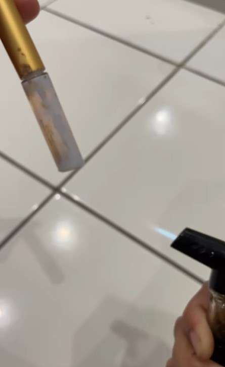 Mencairkan Lem Bulu Mata