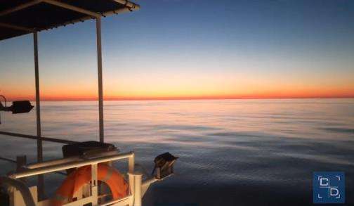 Pemandangan unik di tengah laut, pagi dan malam dalam satu pandangan.