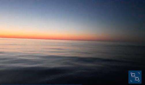 Pemandangan unik di tengah laut, pagi dan malam dalam satu pandangan.