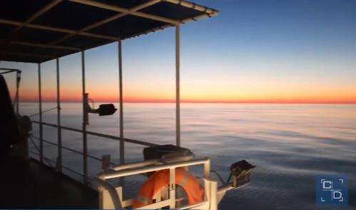 Pemandangan unik di tengah laut, pagi dan malam dalam satu pandangan.