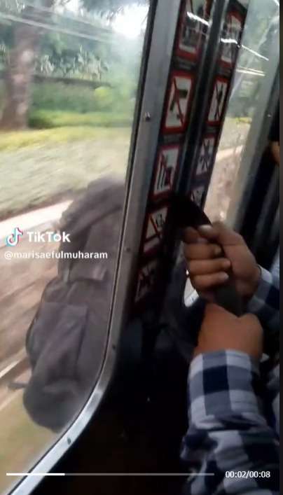 Perjuangan Anak KRL Tas Pegang Erat Tas Nyangkut di Pintu Kereta, Mau Ngakak Tapi Kasihan!