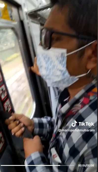 Perjuangan Anak KRL Tas Pegang Erat Tas Nyangkut di Pintu Kereta, Mau Ngakak Tapi Kasihan!