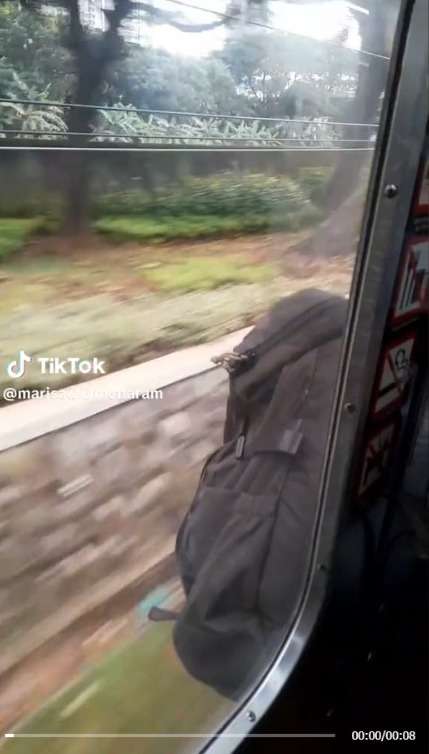 Perjuangan Anak KRL Tas Pegang Erat Tas Nyangkut di Pintu Kereta, Mau Ngakak Tapi Kasihan!