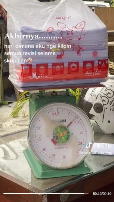 Berulang Kali Print Revisi Skripsi, Ujung-Ujungnya Dikiloin ke Tukang Rongsok, Cuma Dapat Segini!