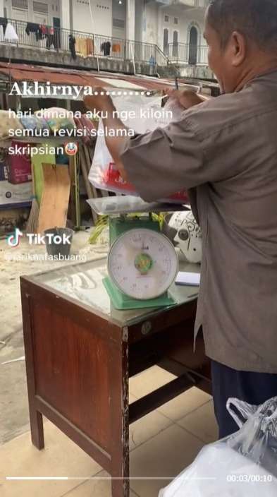 Berulang Kali Print Revisi Skripsi, Ujung-Ujungnya Dikiloin ke Tukang Rongsok, Cuma Dapat Segini!