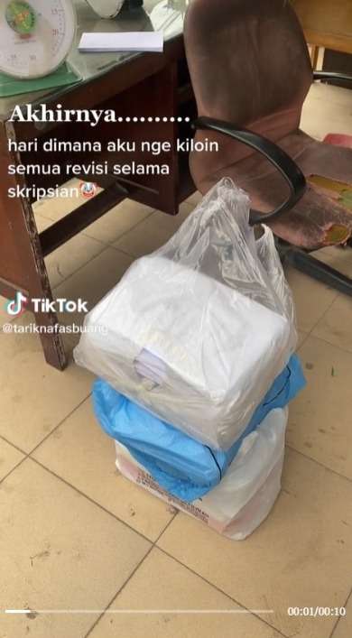 Berulang Kali Print Revisi Skripsi, Ujung-Ujungnya Dikiloin ke Tukang Rongsok, Cuma Dapat Segini!