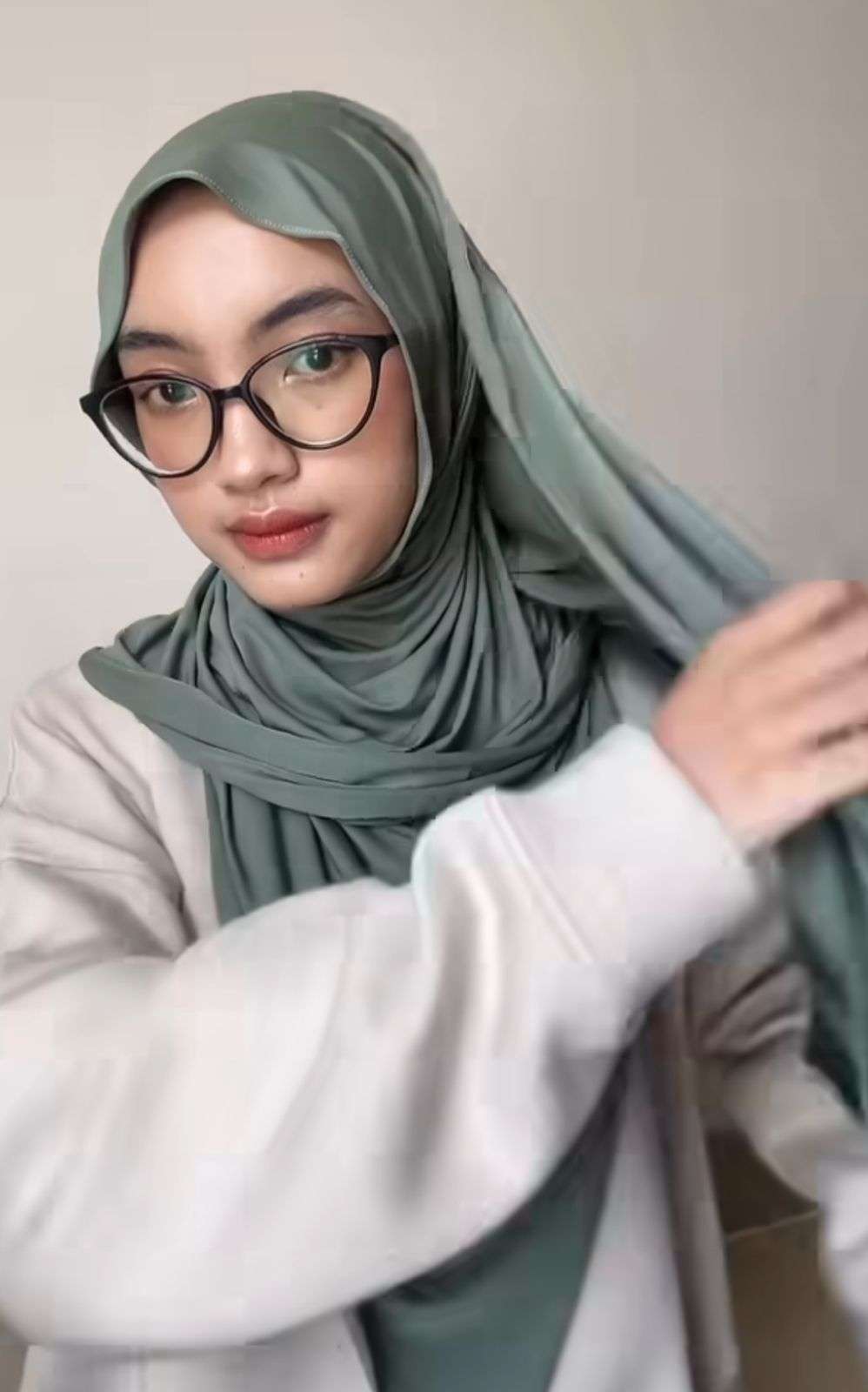 Pashmina Jersey Sweet Look dengan Aksen Jepitan
