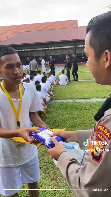 Viral Remaja Tes Masuk Polisi Pakai Baju Lusuh dan Sobek, Ceritanya Penuh Haru