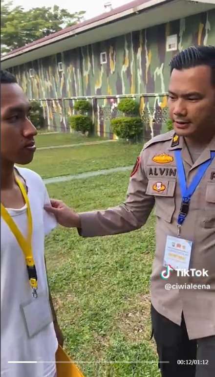 Viral Remaja Tes Masuk Polisi Pakai Baju Lusuh dan Sobek, Ceritanya Penuh Haru