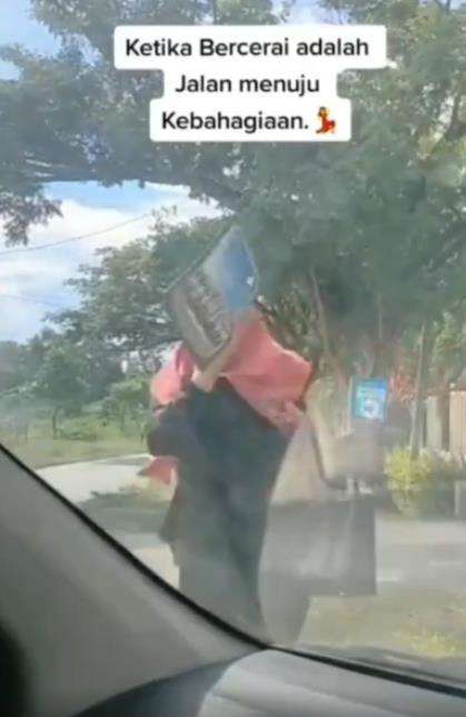 Dapat akta cerai, wanita ini malah bahagia.