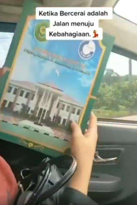Dapat akta cerai, wanita ini malah bahagia.