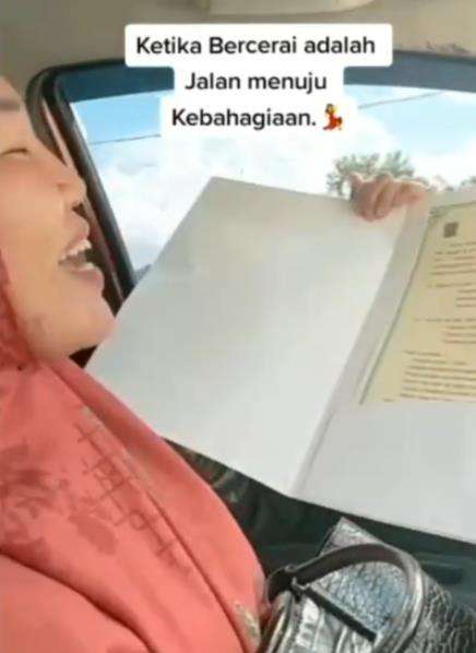 Dapat akta cerai, wanita ini malah bahagia.
