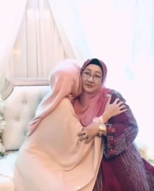 Momen Wanita Disayang Ibu Mertua Seperti Anak Sendiri, Jadi Impian Semua Orang