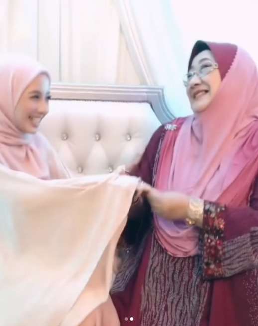 Momen Wanita Disayang Ibu Mertua Seperti Anak Sendiri, Jadi Impian Semua Orang