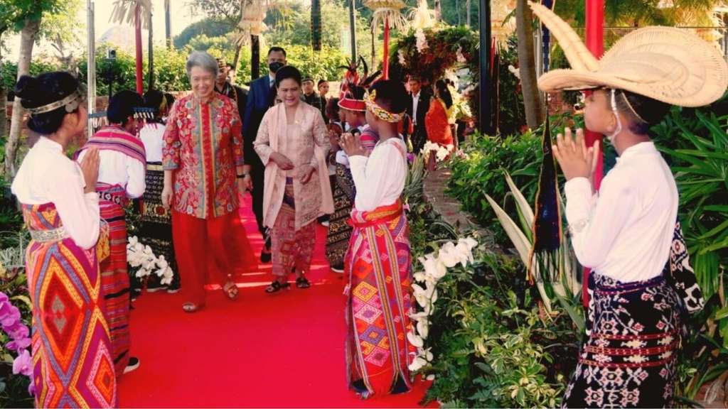 Ibu Negara Iriana Jokowi Ajak Pendamping Pemimpin ASEAN Melihat Kearifan Lokal NTT