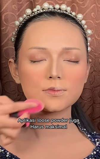 Memakai Bedak
