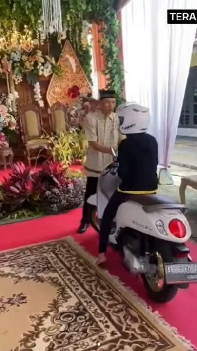 Heboh Wanita Pengendara Motor Terobos Hajatan Hingga ke Depan Pelaminan, Akhirnya Ditegur Bapak-Bapak