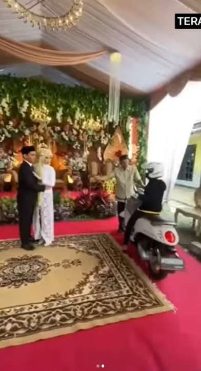 Heboh Wanita Pengendara Motor Terobos Hajatan Hingga ke Depan Pelaminan, Akhirnya Ditegur Bapak-Bapak