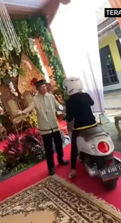 Heboh Wanita Pengendara Motor Terobos Hajatan Hingga ke Depan Pelaminan, Akhirnya Ditegur Bapak-Bapak