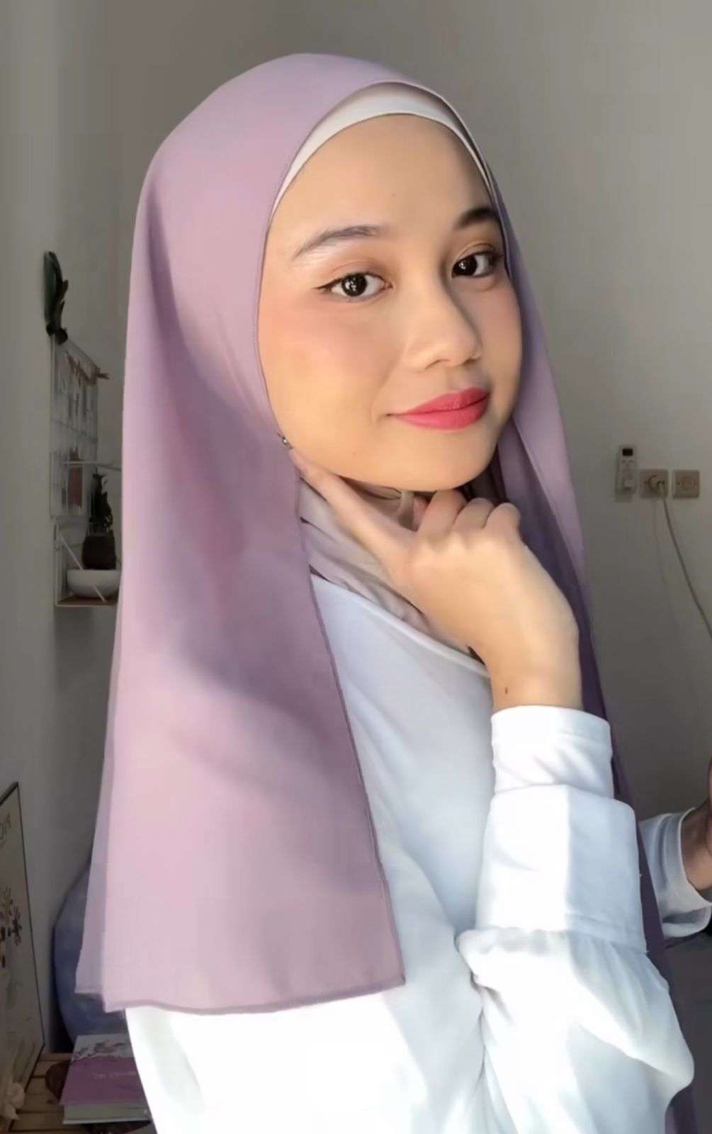 Messy Style Hijab Flowy, Bikin Pipi Berkesan Tirus