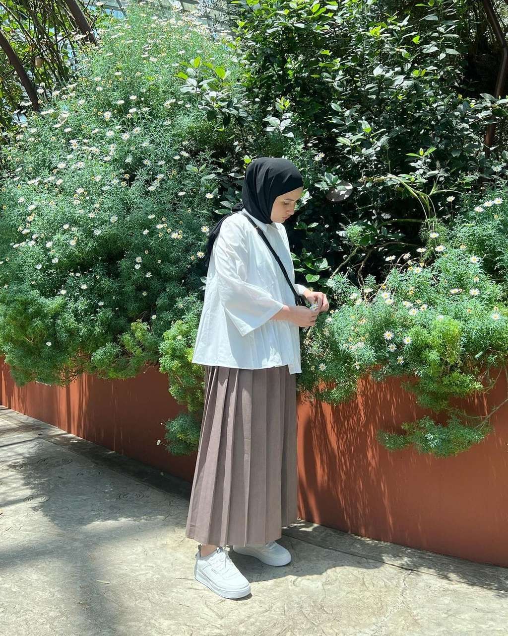 Manis dengan Rok Lipit, Lihat Style Kasual Dwi Handayani