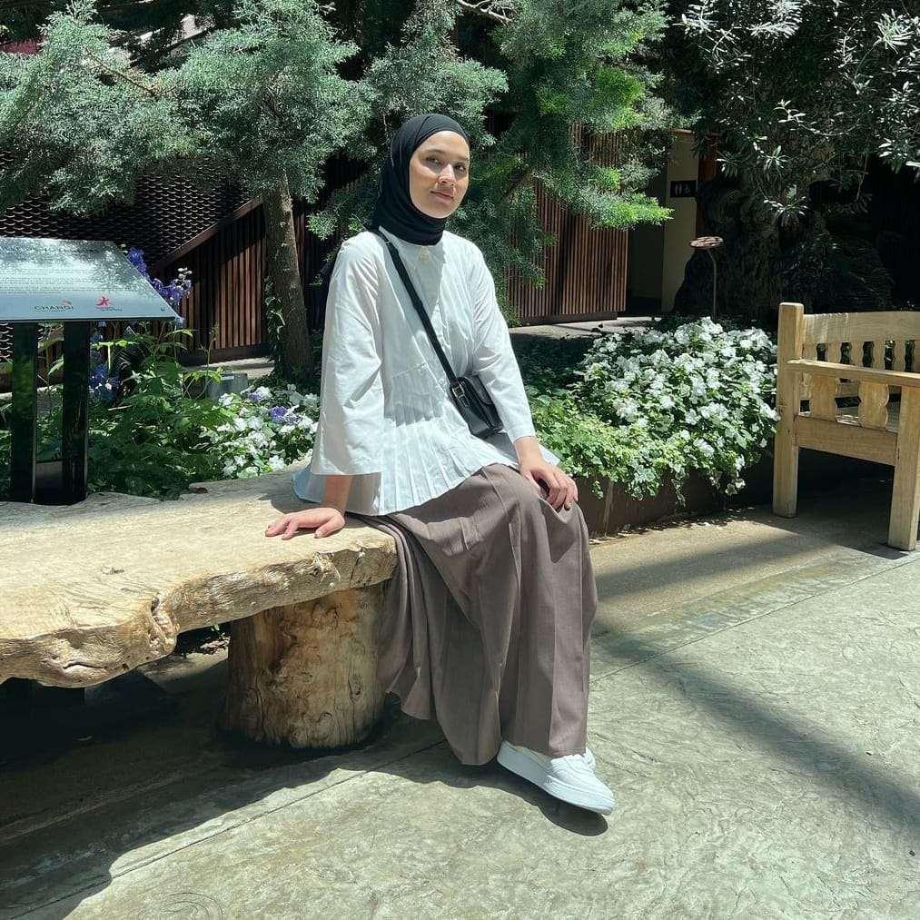 Manis dengan Rok Lipit, Lihat Style Kasual Dwi Handayani