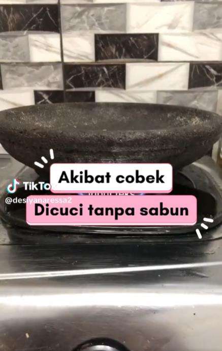 Cobek batu lama tak dicuci pakai sabun, begini akibatnya.