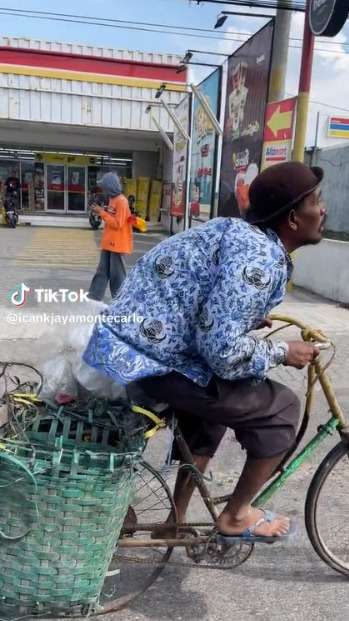 Momen Haru Perjuangan Bapak Kayuh Sepeda Usang, Ban Belakang Lepas Tetap Dipaksa Jalan